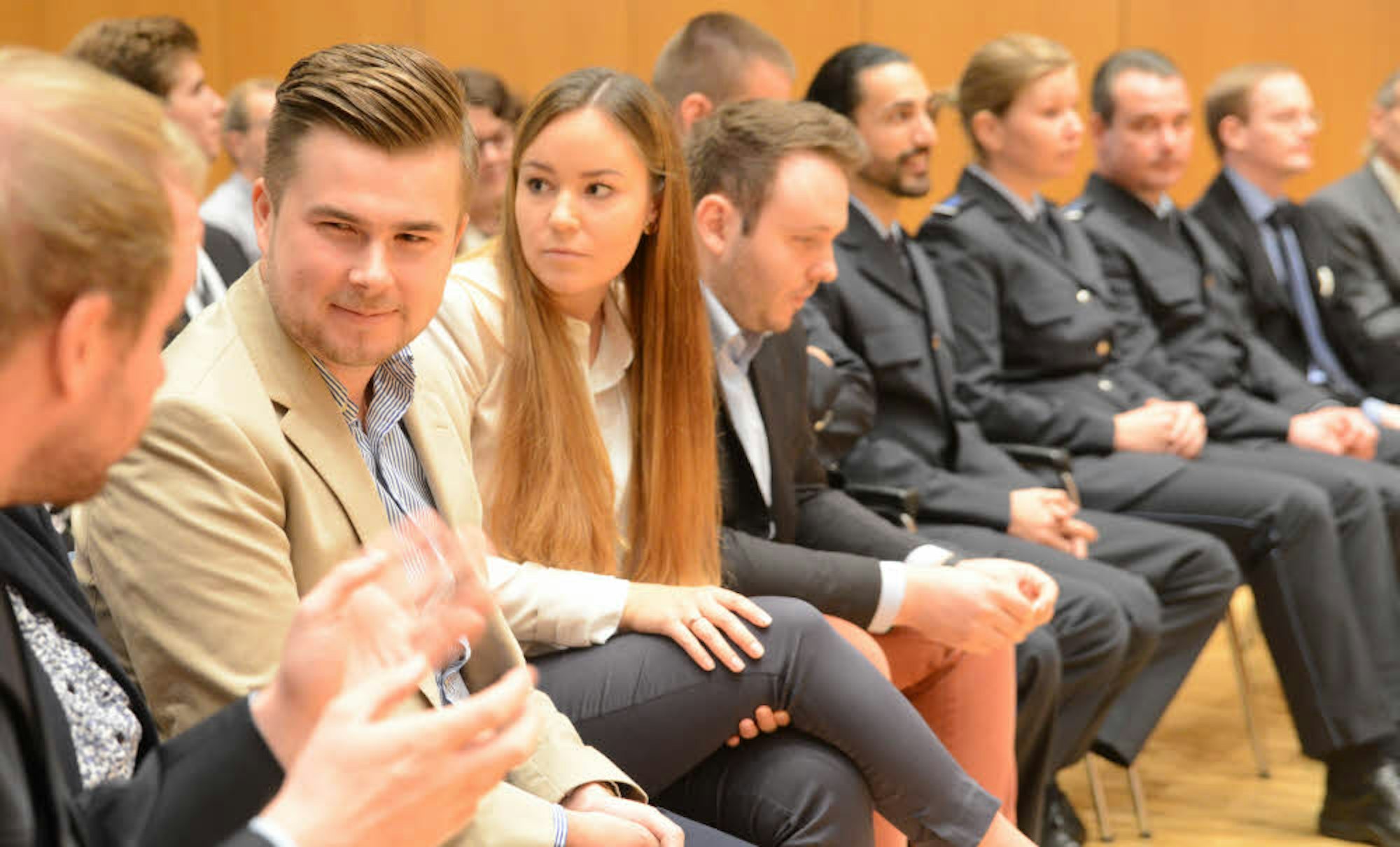 Die jungen Diskussionsteilnehmer und übrigen Studierenden füllten gemeinsam mit den geladenen Gästen die Ränge im Audimax der Hochschule des Bundes im Brühler Westen.