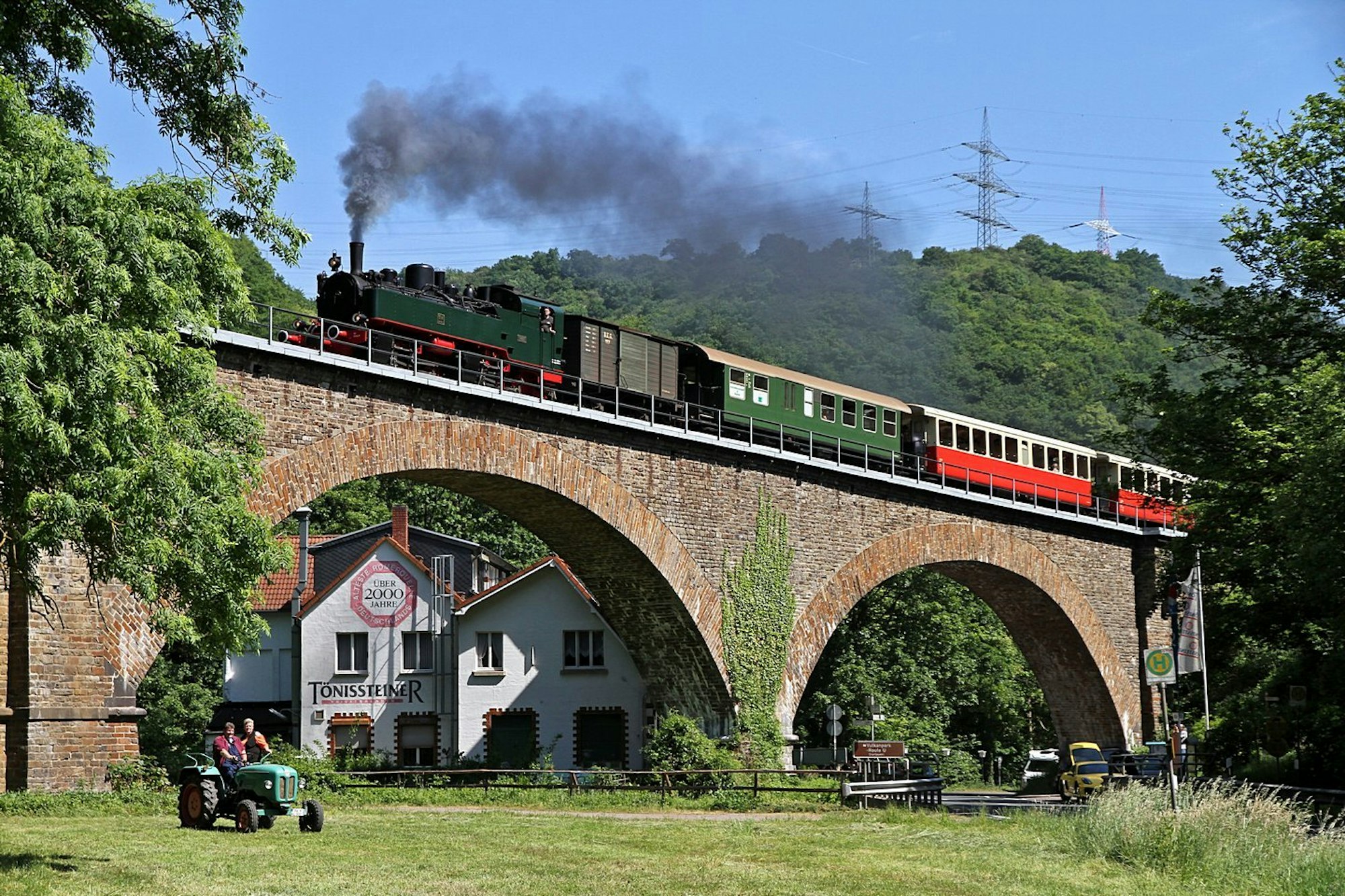 Die Brohltalbahn, auch „Vulkan-Express“ genannt, überquert den Tönissteiner Talviadukt.