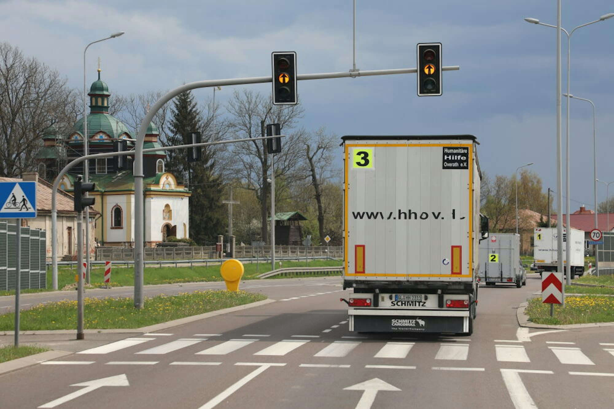 Durch Polen steuert der Hilfskonvoi die ukrainische Grenze an.