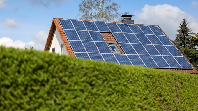 Photovoltaikanlagen werden auch in Oberberg vielerorts gebaut.