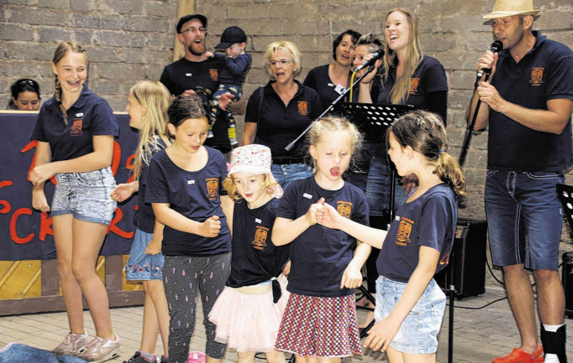 Lückert hat eine eigene Dorfhymne, die die Bewohner selbst komponiert und getextet haben. Die Kinder – 19 Kinder und Jugendliche unter 18 Jahren leben hier – tanzten dazu eine Choreographie.