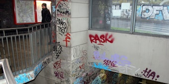Nicht nur Graffiti, sondern auch Schmutz verunstaltet die Haltestelle Bahnhof Mülheim.