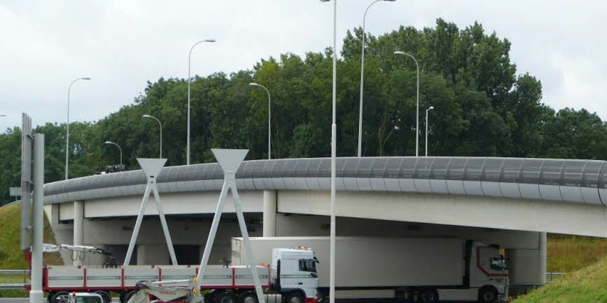 Ein Beispiel holländischer Schnellbaukunst: Die Groenedijk-Brücke über die A 15 bei Rotterdam könnte Vorbild für NRW sein.