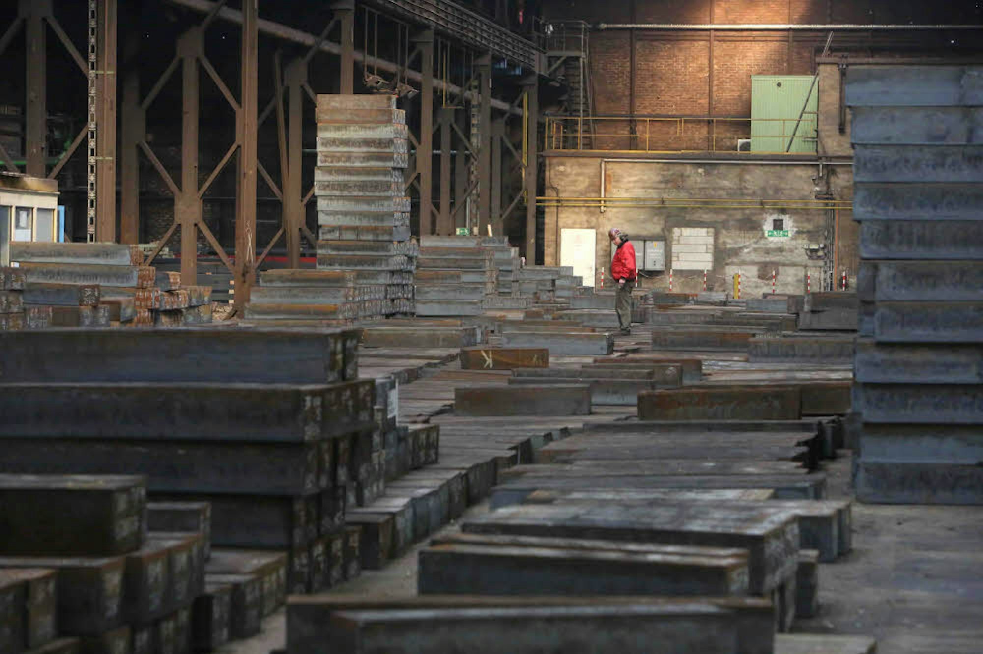 In der großen Werkshalle  liegt Stahl – noch roh oder schon verarbeitet – tonnenweise.