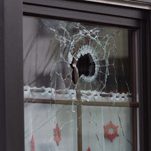An der Josef-Kreuser-Straße durchschlug ein Projektil dieses Fenster, verletzt wurde aber niemand.