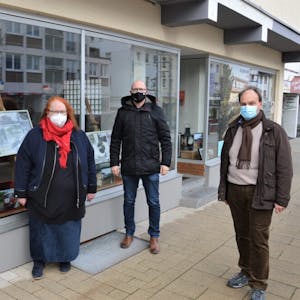 Stellten die Aktion „Kunst im Fenster“ vor: Marita Rauchberger (v.l.), Ingo Pfennings und Wolfgang Heller.