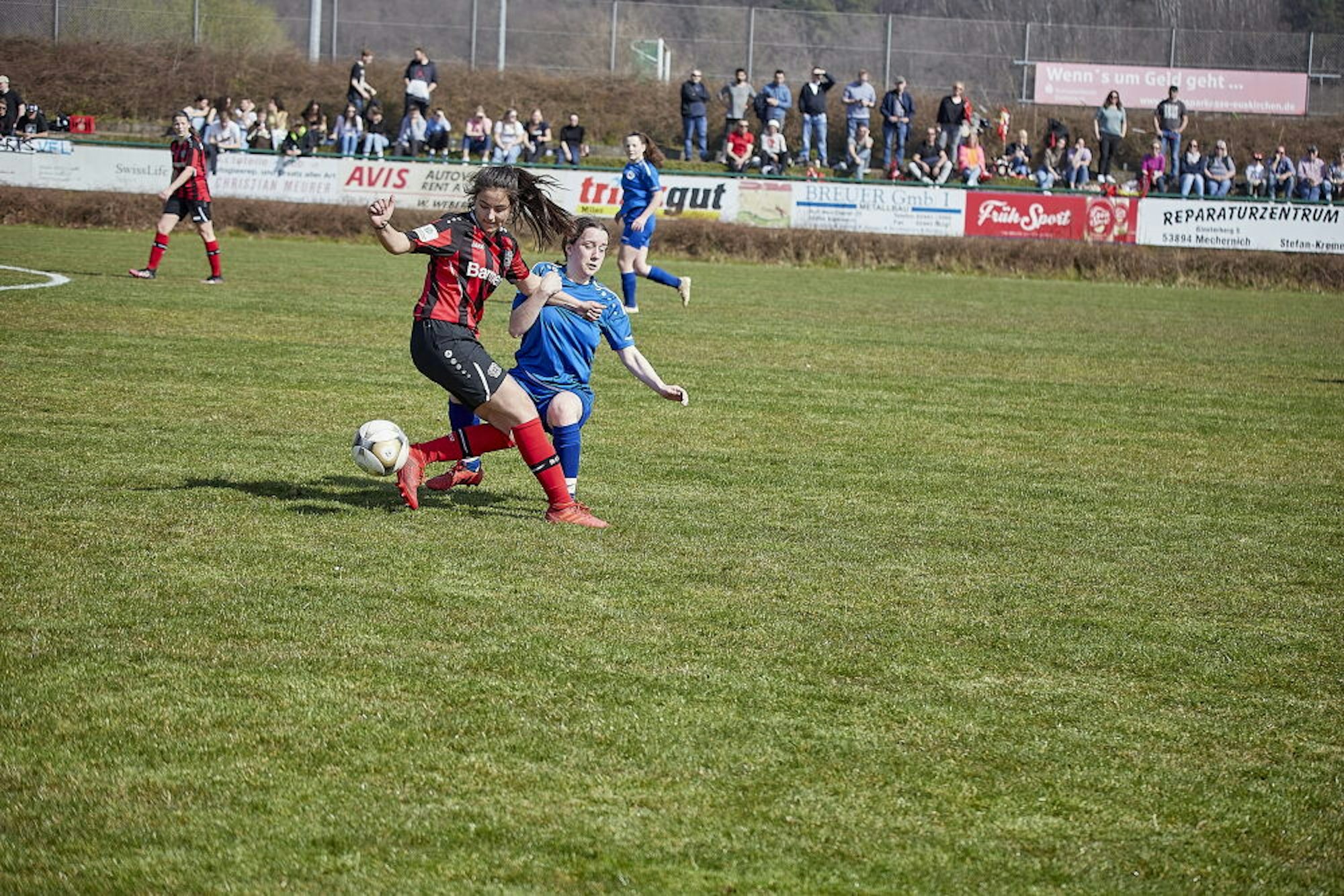 Die Nachwuchsfußballerinnen des VfL Kommern, hier Smilla Mähling (r.) im Zweikampf, unterlagen Leverkusen mit 0:7.