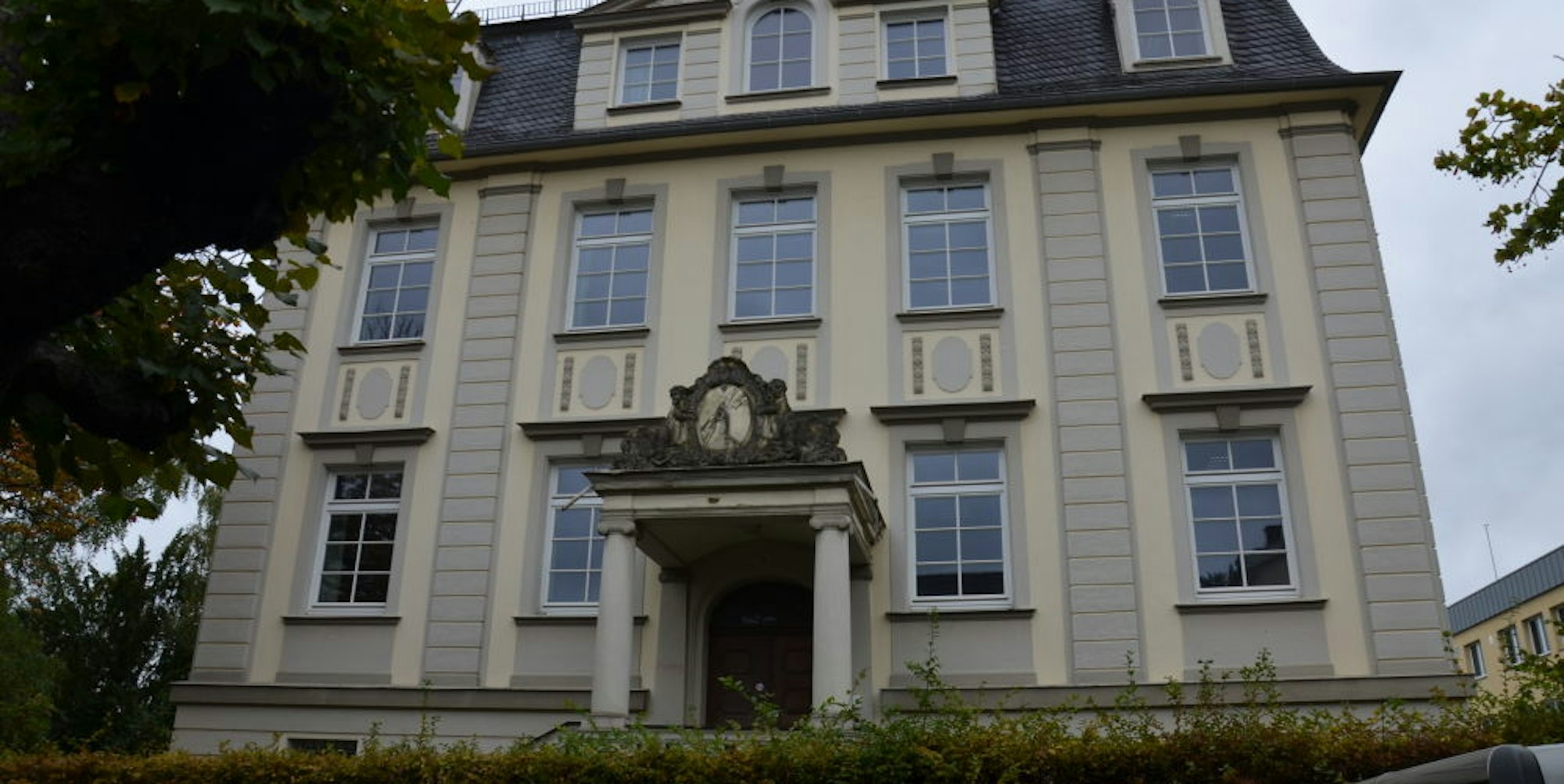Die Villa an der Auguste-Viktoria-Straße diente jahrzehntelang dem Energiekonzern RWE als Dependance. Das Vordach über dem Eingang schmückt ein Blitz-Emblem, das die Elektrizität symbolisiert.