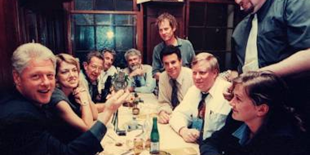 Der prominenteste Gast des Brauhauses „Zur Malzmühle“ war 1999 der damalige US-Präsident Bill Clinton (l.). Er besuchte das Kölner Traditionslokal von Josef Schwartz (r.) am Rande des G-8-Treffens. (Bild: Bause)