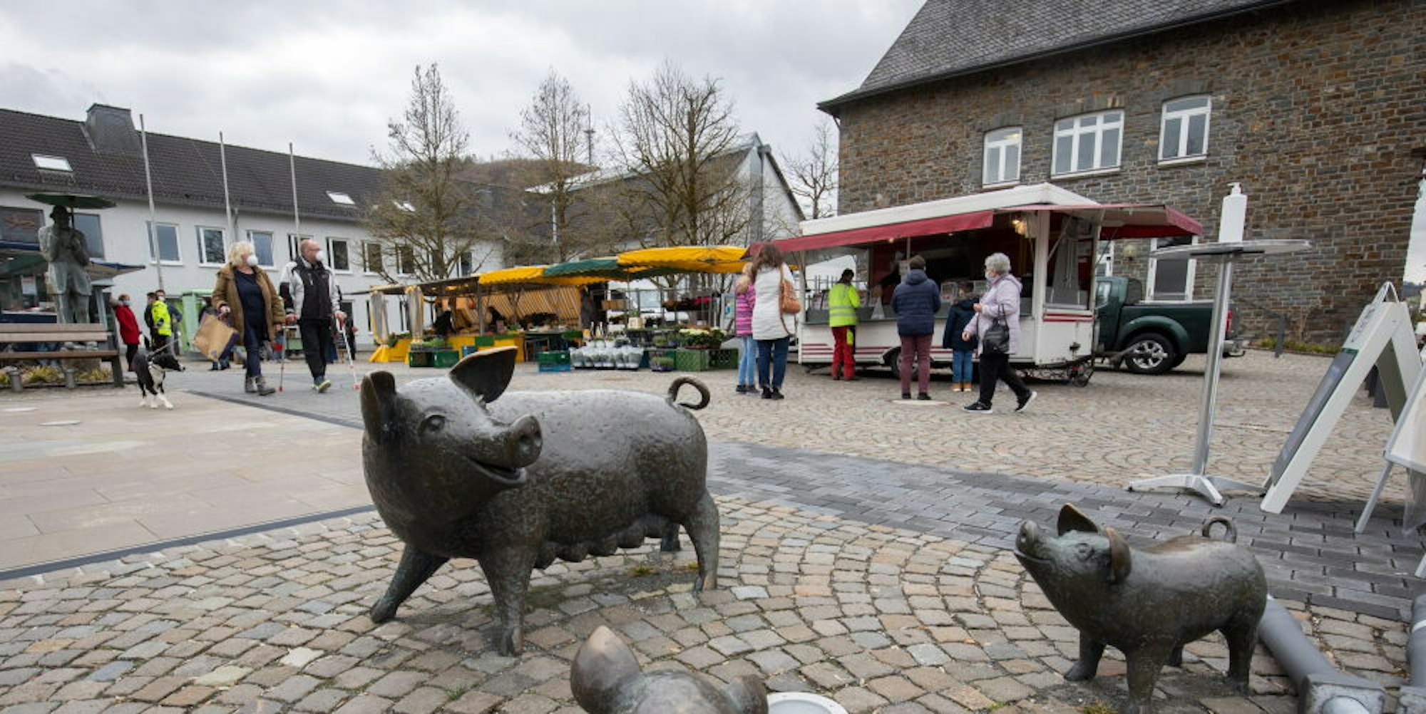 Auf dem Milly-la-Forêt-Platz am Morsbacher Rathaus hatte der Wochenmarkt im März einen gelungen Auftakt erlebt.
