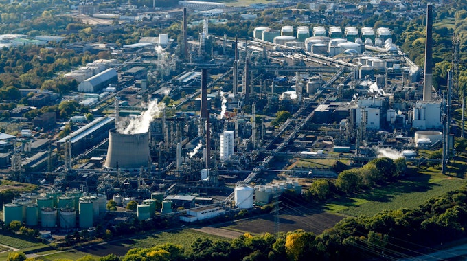 Shell-Raffinerie in Köln-Godorf von oben.
