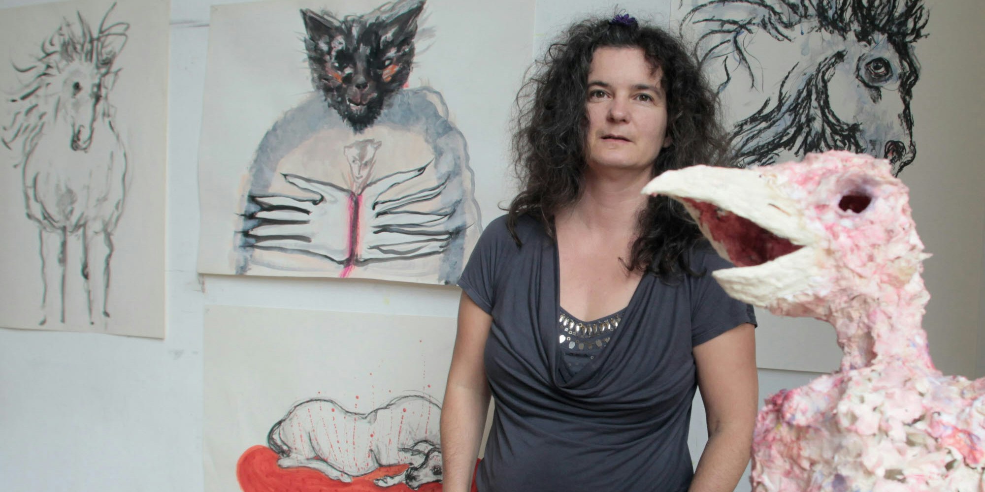 Künstlerin Saskia Niehaus pflegt eine körperbetonte erdverbundene Kunst, in der Mensch und Tier gleichberechtigt vorkommen.