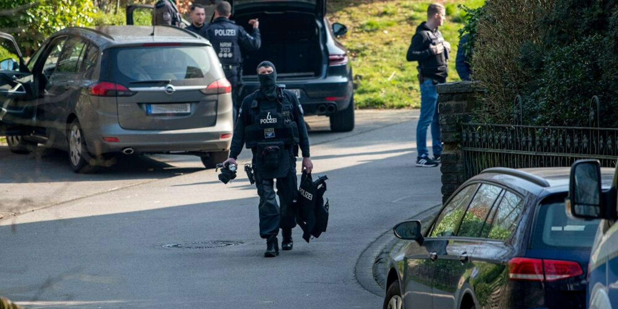 Im März vergangenen Jahres rückten Polizeikräfte für eine Razzia in Gummersbach-Windhagen an.