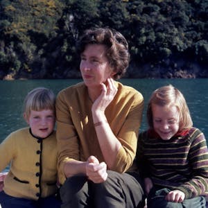 In den 60er Jahren sitzt eine Mutter mit ihren Töchtern in einem Boot.