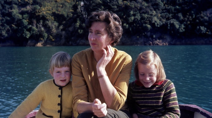 In den 60er Jahren sitzt eine Mutter mit ihren Töchtern in einem Boot.