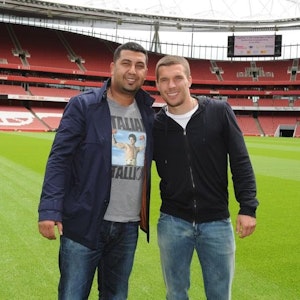 Nassim Touihri (Fair Play Career Management) Arm in Arm im Emirates-Stadion mit Lukas Podolski.