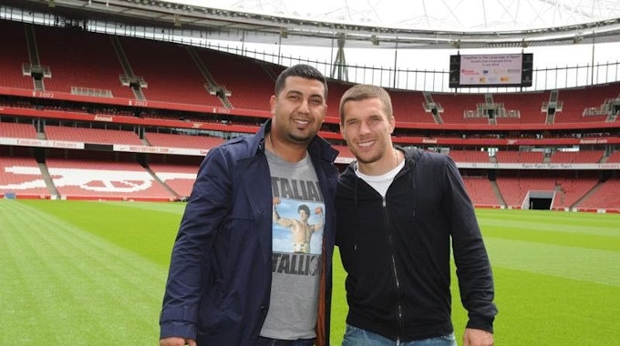 Nassim Touihri (Fair Play Career Management) Arm in Arm im Emirates-Stadion mit Lukas Podolski.