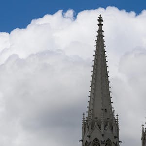 Wolken über einer Kirche