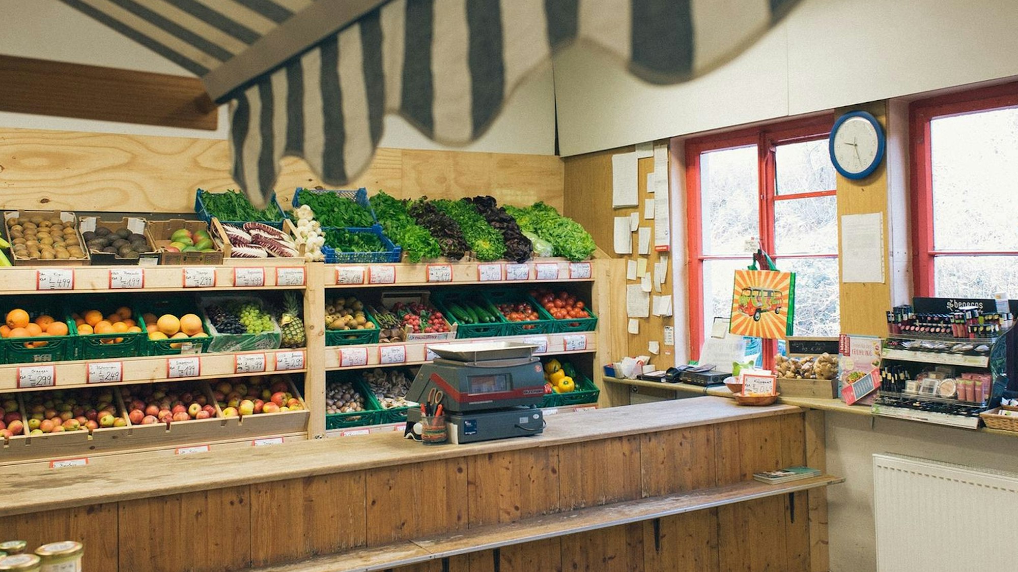 Der Hofladen vom Kölner Bio Bauern mit frischem Obst und Gemüse in allen Farben.