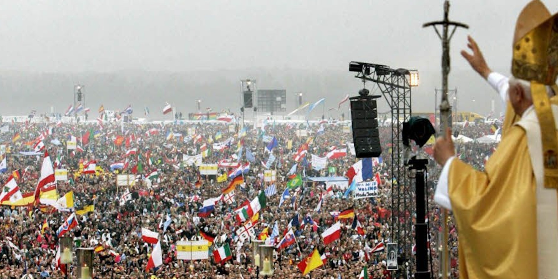 Die größte Messe, die je in Deutschland gefeiert wurde: 1,1 Millionen Menschen kamen auf das Marienfeld, um Papst Benedikt XVI. zu erleben. Viele hatten die Nacht dort verbracht.