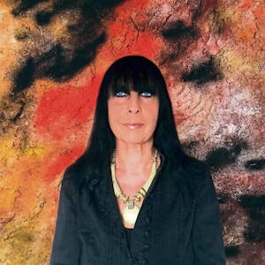 Schwarze Haare und leuchtend blaue Augen sind das „Markenzeichen“ der Künstlerin Fanny Schoening.