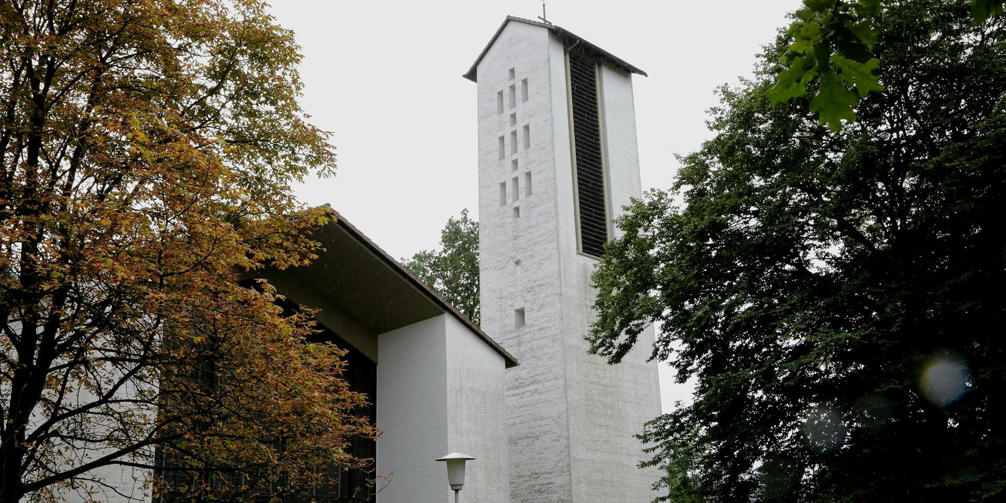 Auch ein Gedankenspiel: Die Kirche St. Maria Königin in Frankenforst wird abgerissen und macht Platz für eine der so dringend gebrauchten Grundschulen.