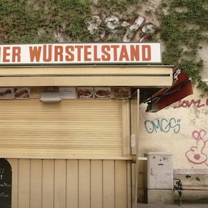 Die Imbissbude heißt in Österreich Würstelstand. Foto: EmilyStAubert / Flickr