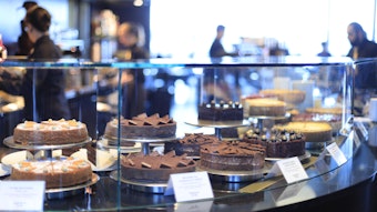 Eine Theke mit vielen Schokoladen- und anderen Kuchen im Café des Kölner Schokoladenmuseums.