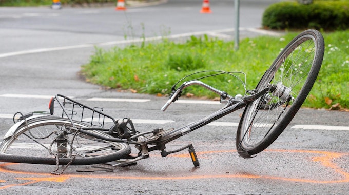 Das Bild zeigt ein verbogenes Fahrrad auf der Straße.