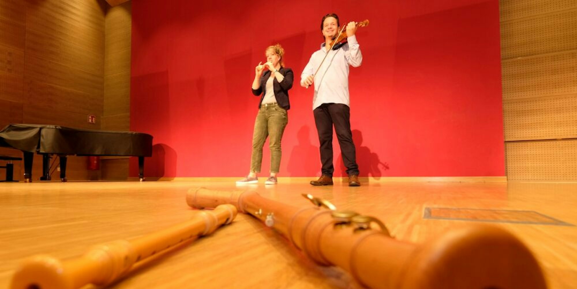 Karoline Dennert und Roman Estl sind neue Musikschullehrer, hier bei einer Vorführung ihrer Instrumente. Im Vordergrund sind Altflöte (l.) und Bassflöte zu sehen.
