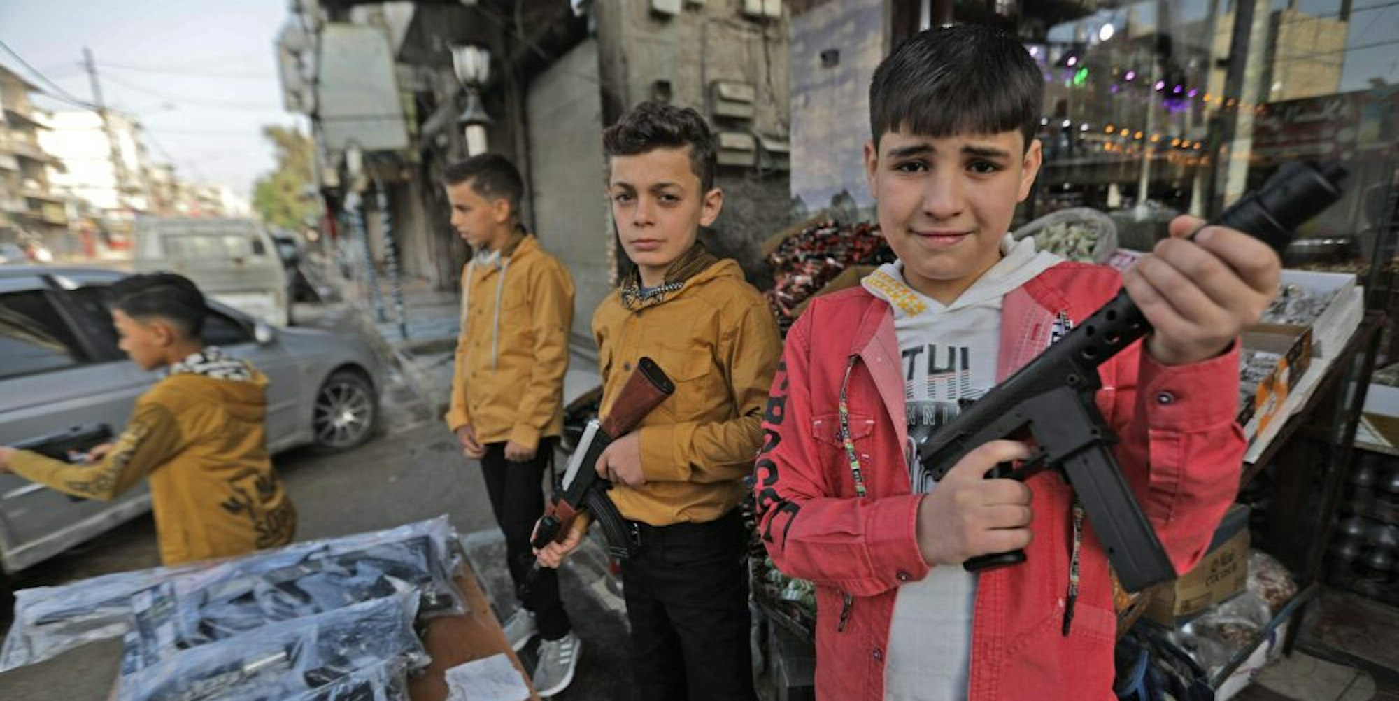 In der Türkei zunehmend unerwünscht: Syrische Kinder mit Plastikgewehren in der türkisch kontrollierten Stadt Al-Bab.