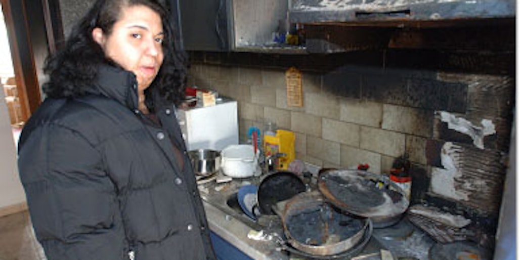 Maha Schaaf in ihrer verkohlten Küche.