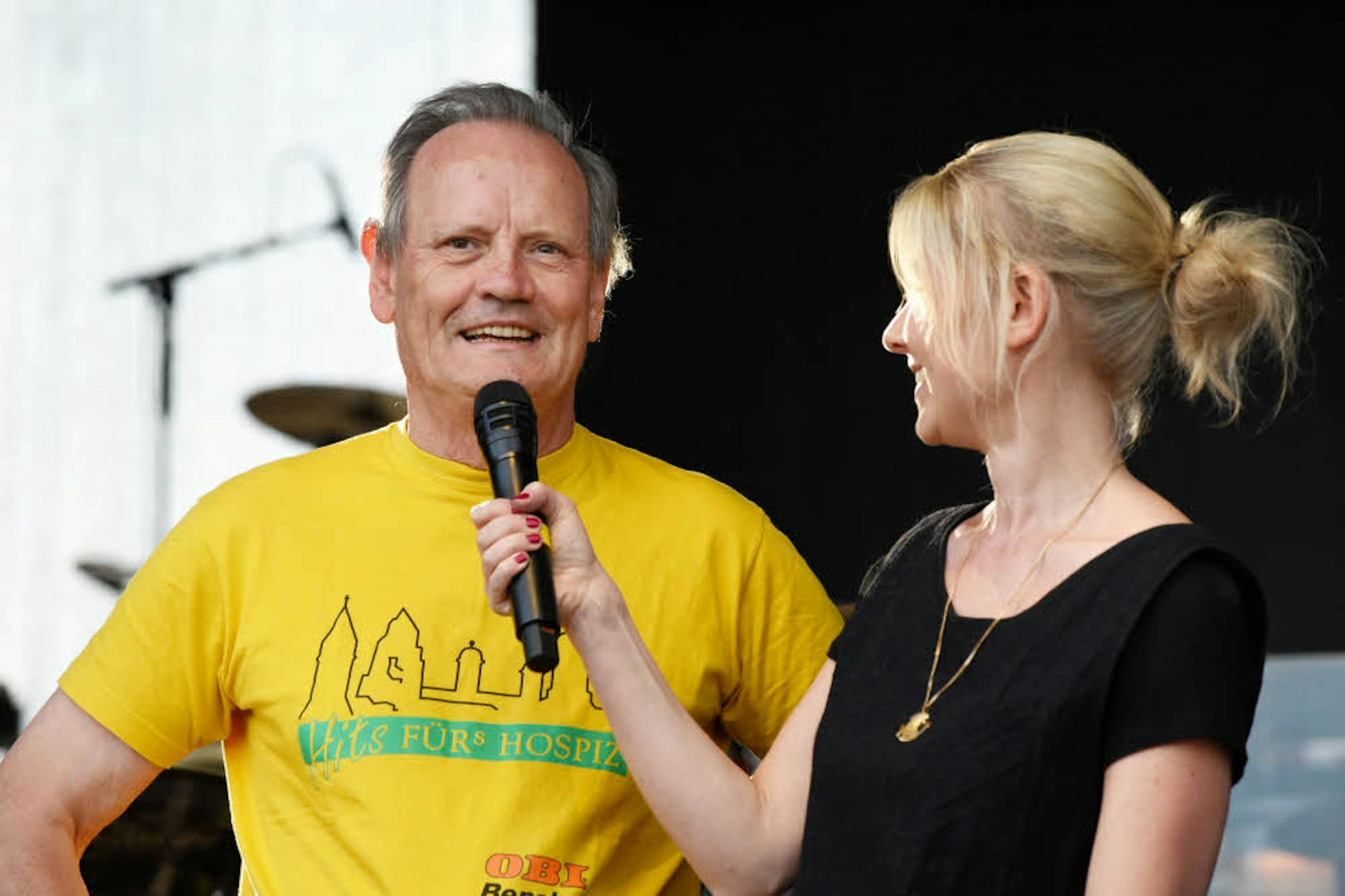 Hauptorganisator Paul Falk (links) freute sich, dass „Hits fürs Hospiz“ die Eine-Million-Euro-Marke knackte.