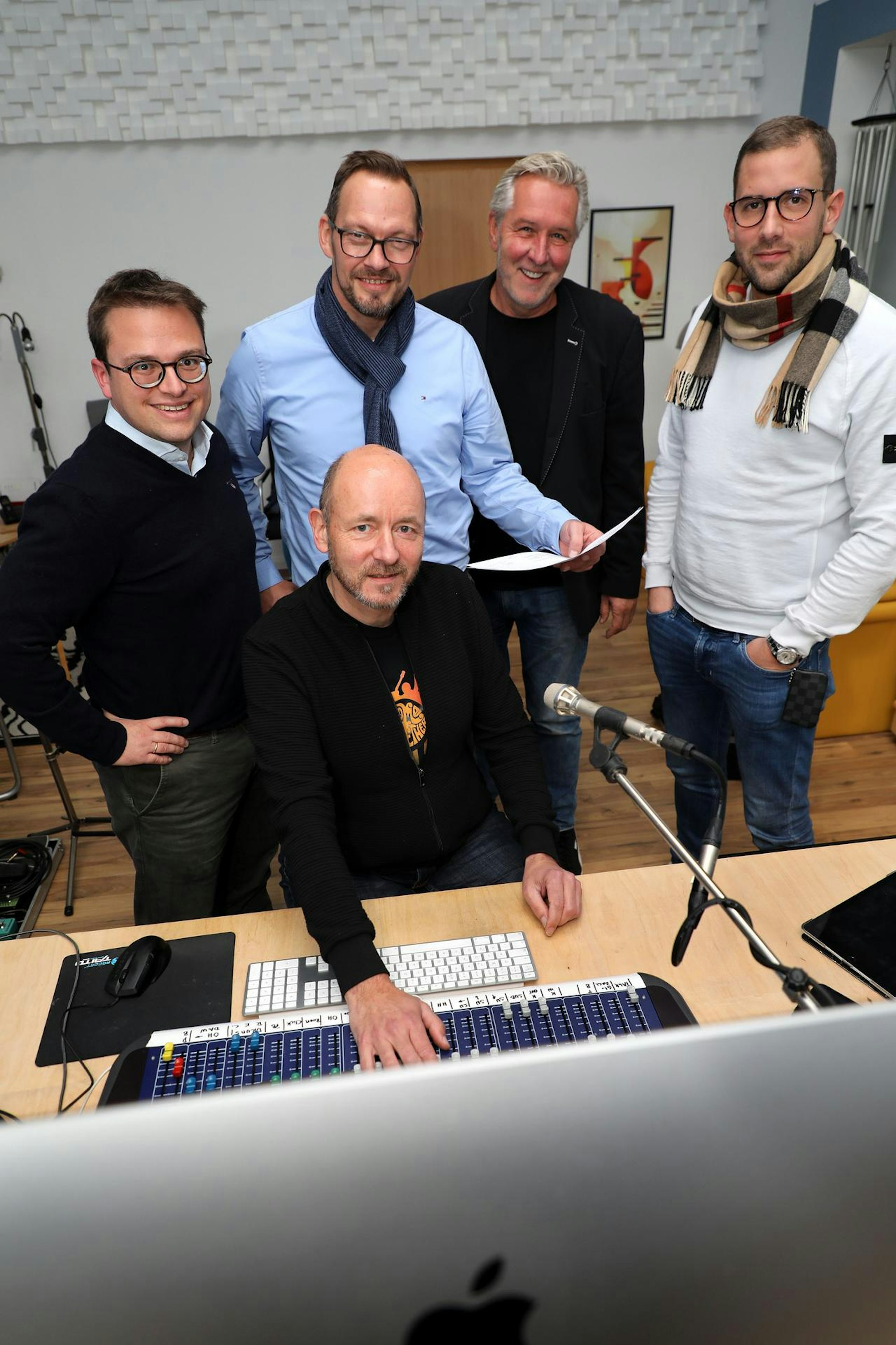 Daumen hoch beim Abmischen des Songs: Produzent Ralf Hahn (vorne) mit dem Dreigestirn und Songschreiber Norbert Wielpütz (2.v.r.).