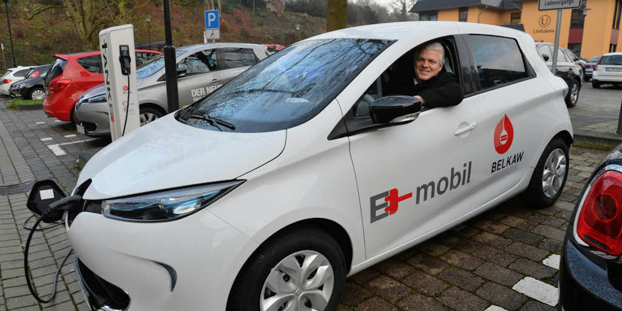 Das Kürtener Elektro-Auto, hier mit Bürgermeister Willi Heider am Steuer, wird keinen Zuwachs bekommen.