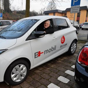 Das Kürtener Elektro-Auto, hier mit Bürgermeister Willi Heider am Steuer, wird keinen Zuwachs bekommen.