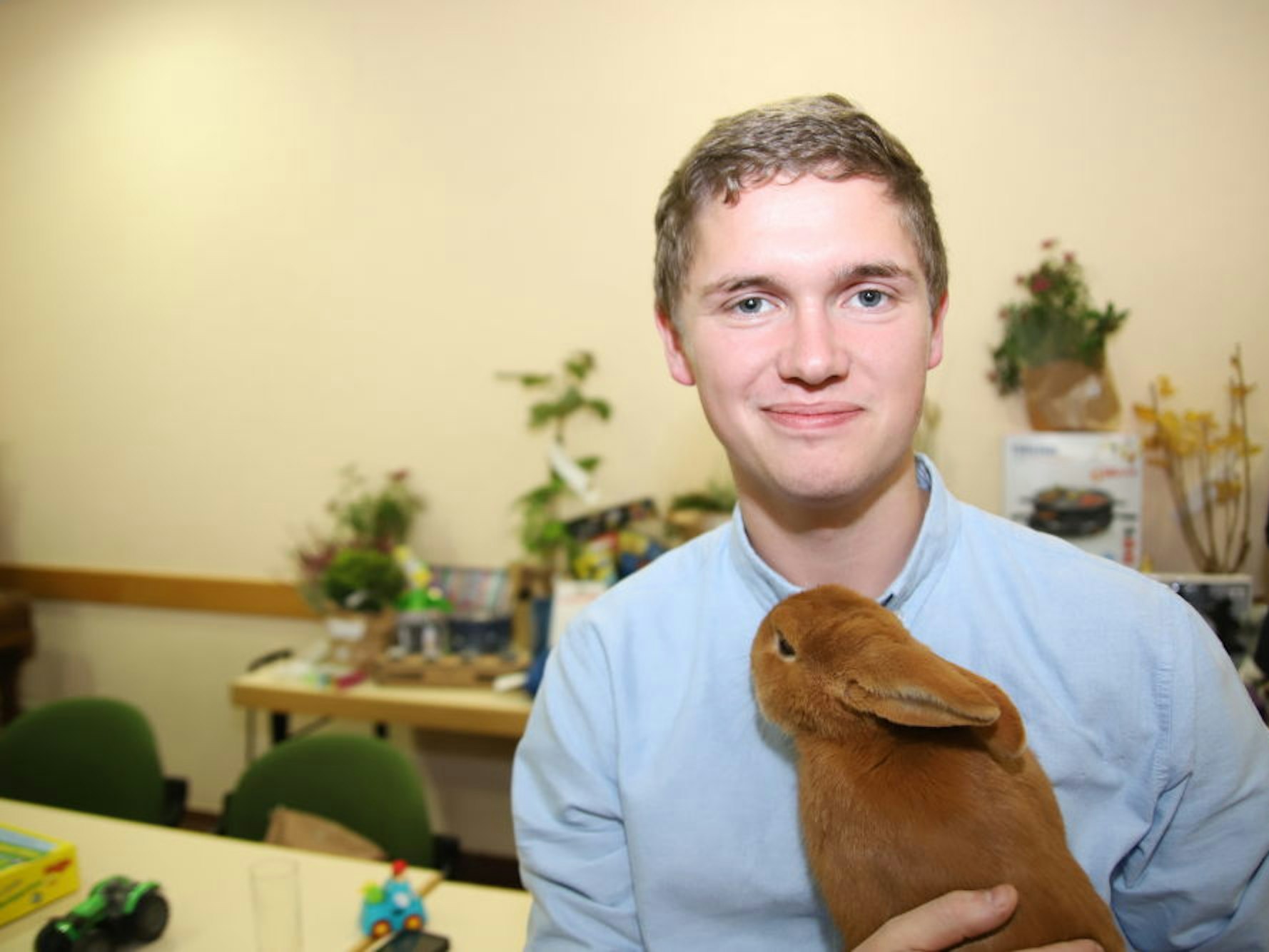 Der 21 Jahre alte Dominik Thielen ist in die Kaninchenzucht hineingeboren, hier zeigt er ein „Sachsengold“.