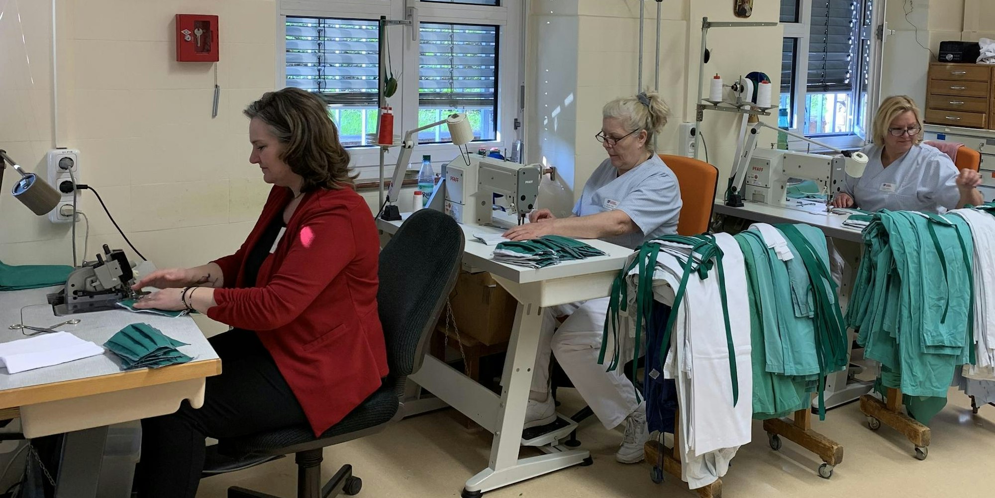 Drei Frauen nähen im St. Elisabeth-Krankenhaus derzeit den ganzen Tag lang Mundschutzmasken.