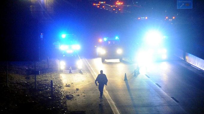 Die Polizei sperrt eine Autobahn mit Blaulicht