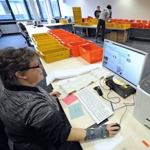 Martina Radermacher kümmert sich im Rathaus um die Wahlunterlagen. Rund 16.500 Leverkusener wollen diesmal per Brief abstimmen. Das ist ein Rekordwert.