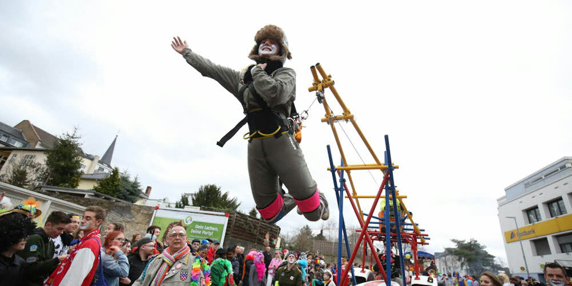 Hoch hinaus ging es für den fliegenden Clown des Circus Comicus, der sich mit insgesamt rund 250 Personen am Honnefer Karnevalszug beteiligt hat.