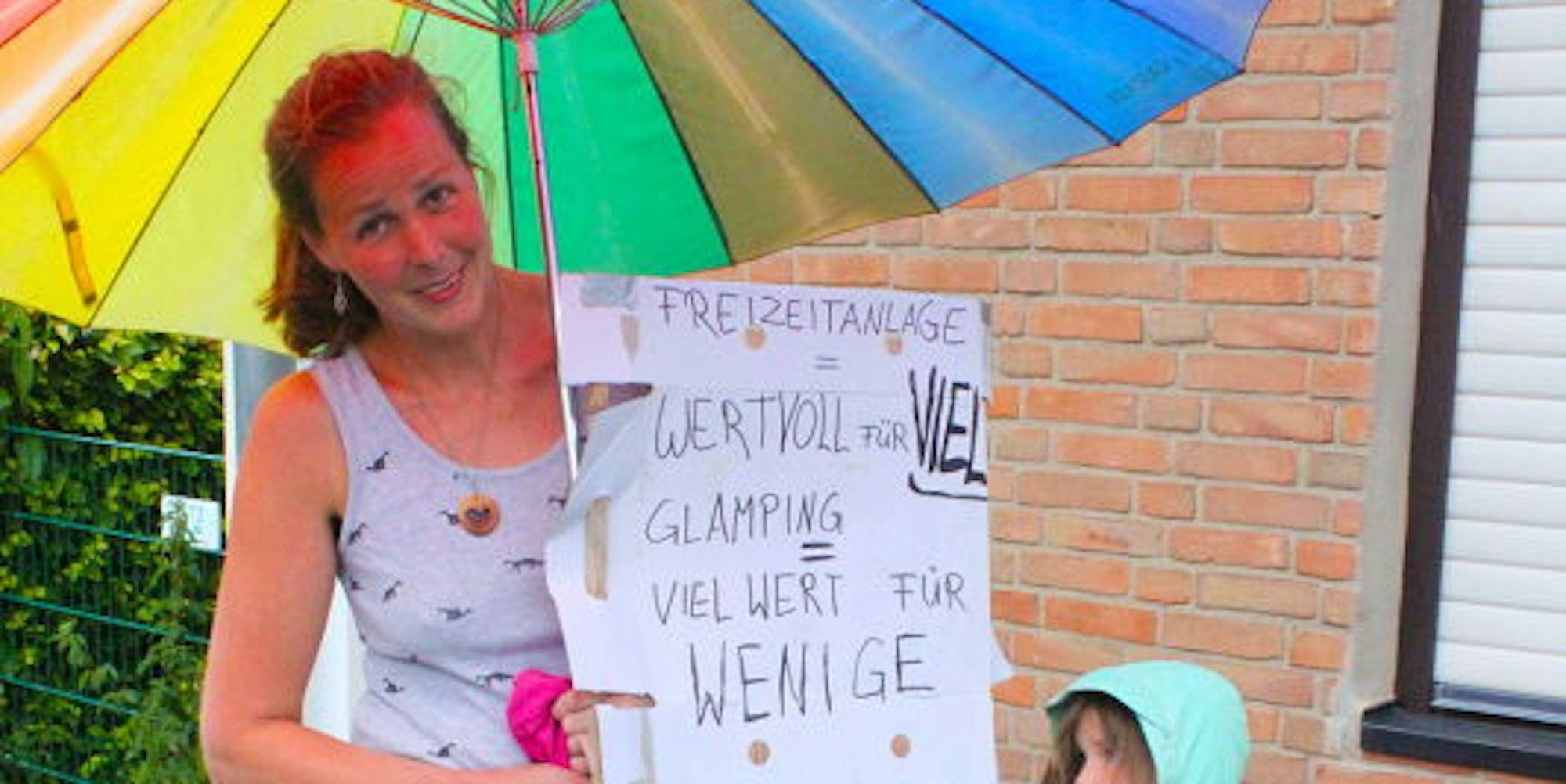 Große und kleine Demonstranten aus Kronenburgerhütte teilten den Politikern mit, was sie von dem Luxus-Campingplatz auf „ihrem Spielplatz“ halten: nämlich gar nichts.