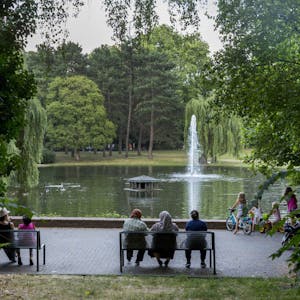 Der Teich mit seiner Fontäne im Mülheimer Stadtgarten liegt in einer Senke.