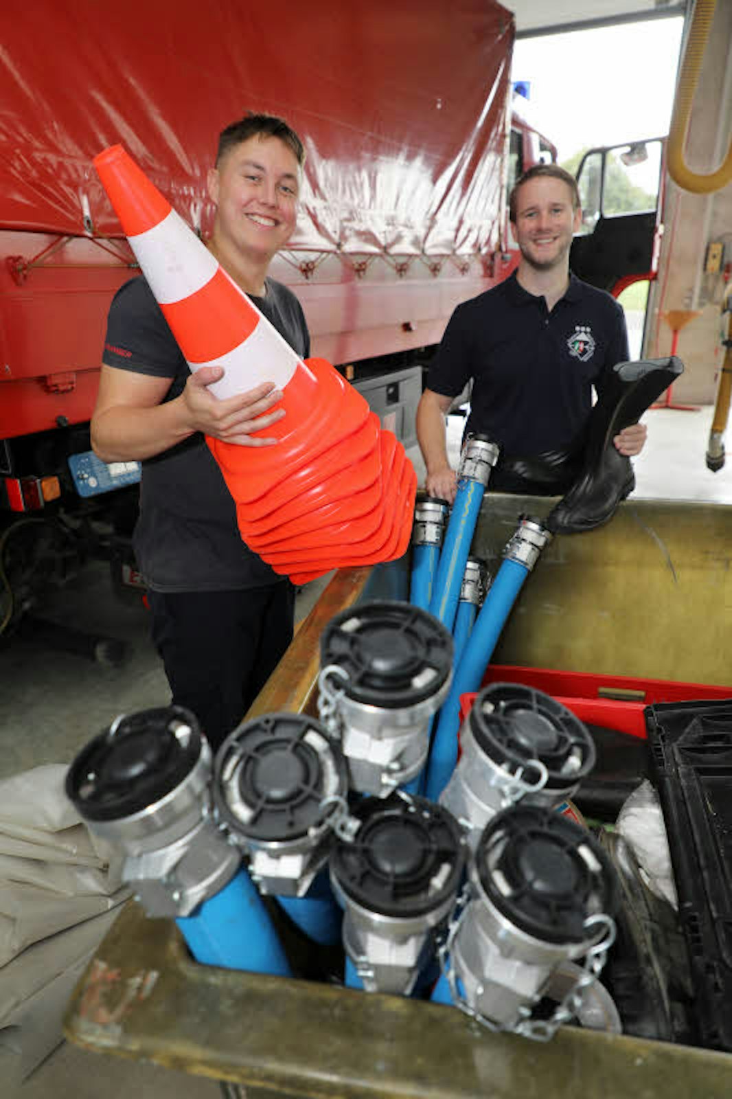 Kevin Kruiniger und Nikolas Heitkamp (r.) prüfen Feuerwehrgerät.