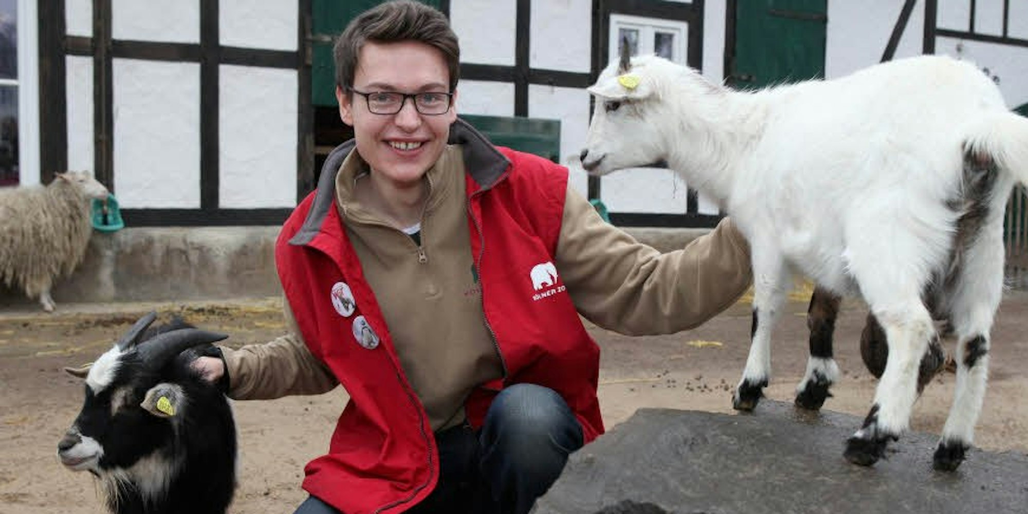 Lennart Berg kümmert sich um Tiere im Clemenshof und organisiert dort den Besucherservice.