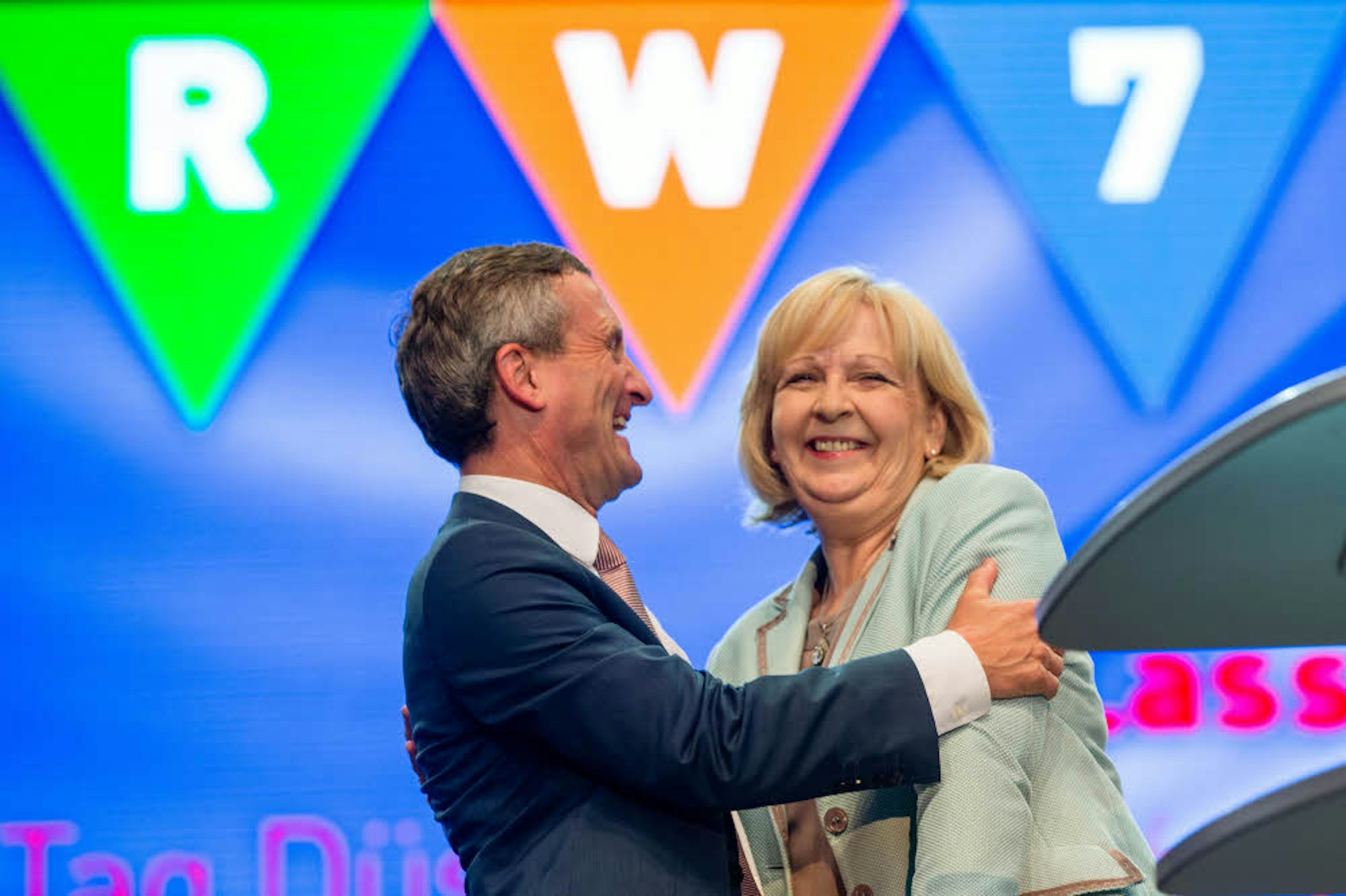 Düsseldorfs OB Thomas Geisel und die damalige Ministerpräsidentin Hannelore Kraft umarmen sich beim NRW-Tag 2016 in Düsseldorf. (Archivfoto)