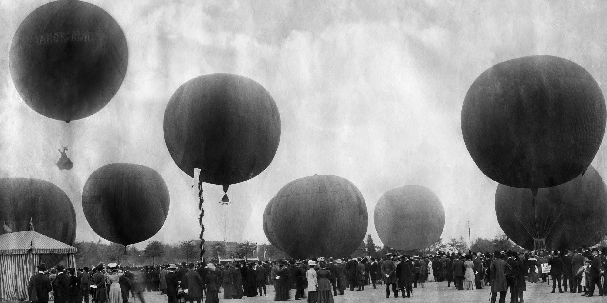 Start zum Ballonwettflug in Köln 1908, dem Jahr der Romanhandlung