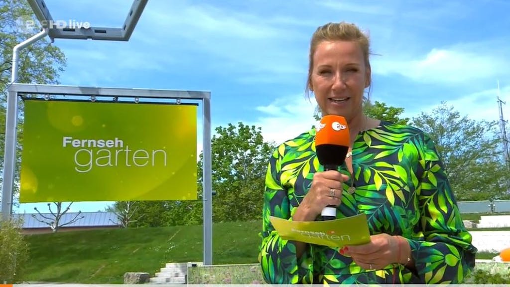 Andrea Kiewel moderiert den ZDF-Fernsehgarten am 9. Mai 2021.