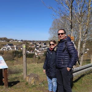 Das Ehepaar Tittelbach aus Köln genoss den sonnigen Frühlingstag auf den Wegen bei Nettersheim.