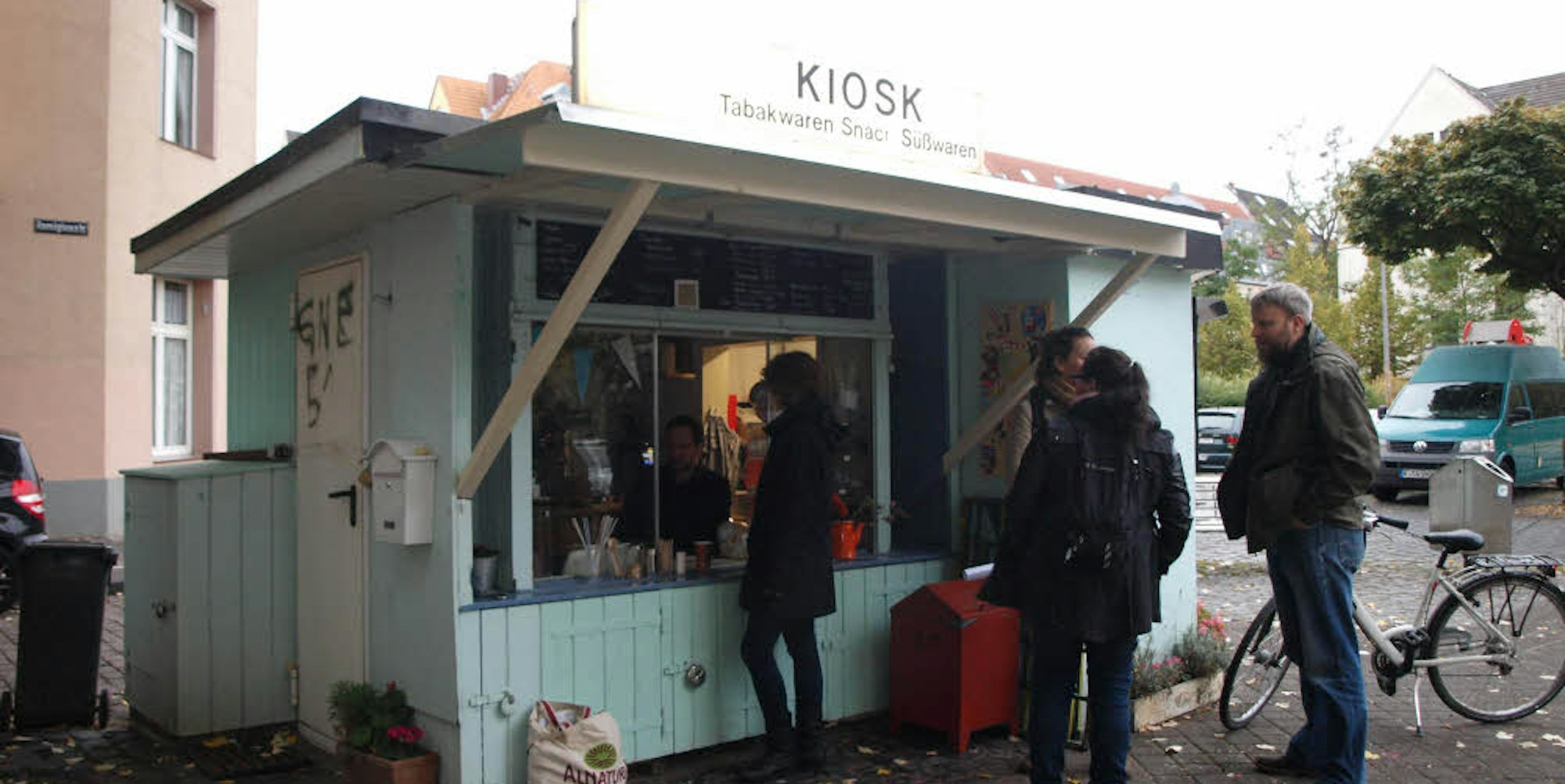 Der türkisblaue Kiosk ist in der Nachbarschaft beliebt.